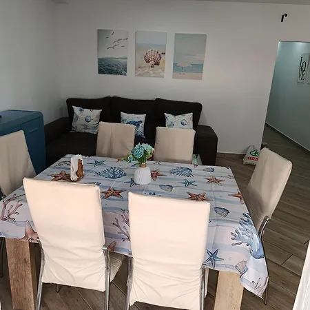 Almas Apartment *